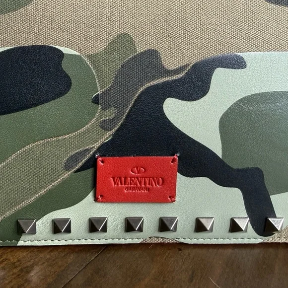 🌟🌟SOLD🌟🌟EUC Valentino Nappa Canvas Camouflage Rockstud Organizer Wallet - Picture 7 of 12